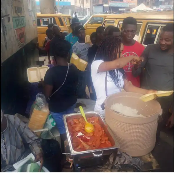 Lady Trends Online After Feeding Hungry Residents In Lagos For Free. Photos